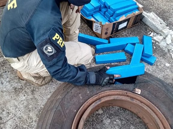 Droga foi apreendida pela PRF (Divulgação)
