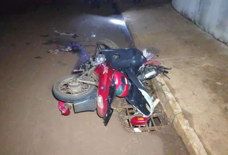 Moto envolvida no acidente ficou destruída - Crédito: Osvaldo Duarte/ Dourados News 