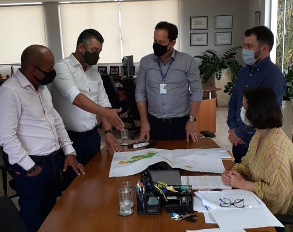 Chefe do gabinete e o prefeito estiveram na Sanesul - Foto: Divulgação