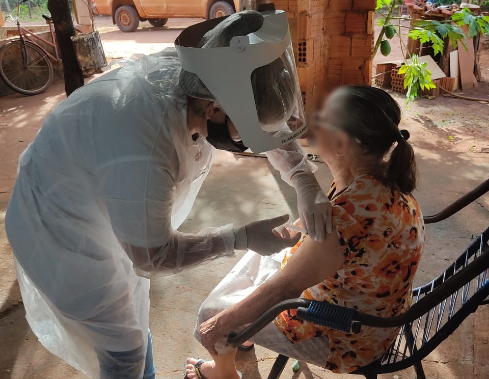 Idosos com idade superior a 80 anos acamados ou domiciliados receberam dose de vacina contra a Covid-19