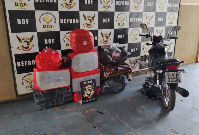 Polícia encontrou droga e moto no local - Crédito: Osvaldo Duarte/Dourados News 