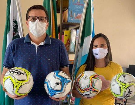Deodápolis: Secretaria de Esportes recebeu a doação de bolas de futebol da Vereadora Aninha