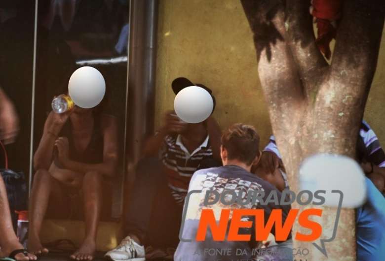 Populares se aglomeram próximo ao terminal de transbordo de Dourados - Crédito: Hedio Fazan/Dourados News 