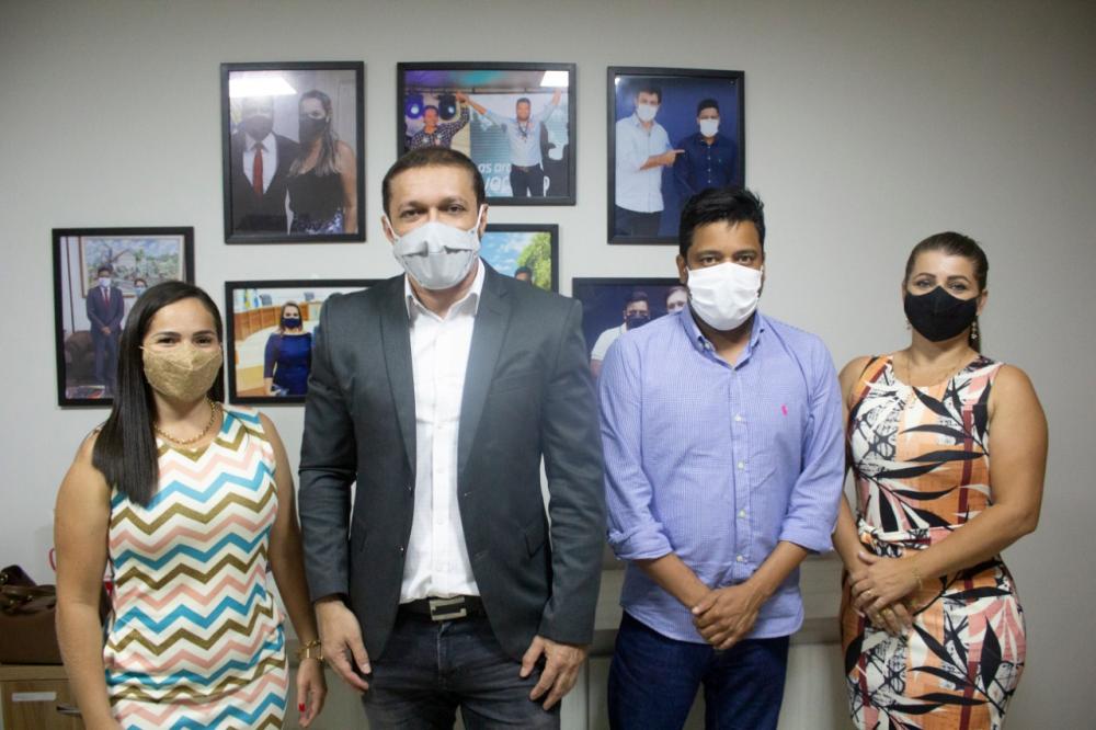 Vereadoras de Deodápolis visitam Professor Riverton para conhecer seu trabalho pela Educação