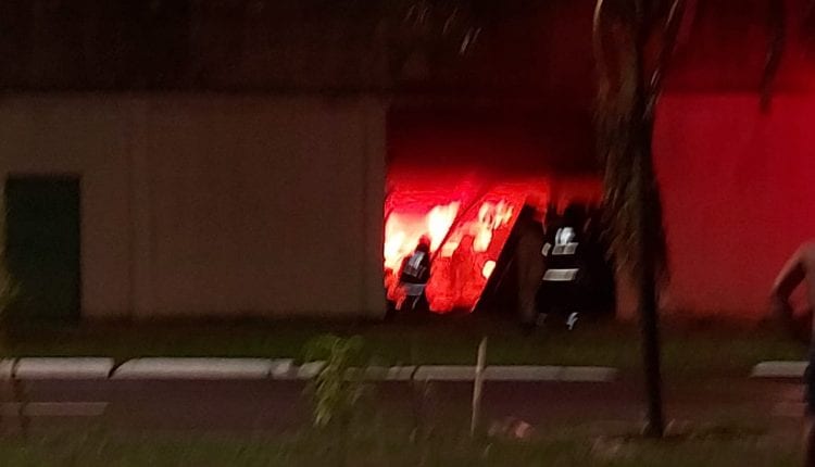 Bombeiros fazendo o combate das chamas