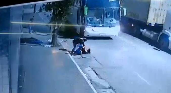 Imagens de câmeras de segurança mostram luta corporal. (Foto: Reprodução/ R7)