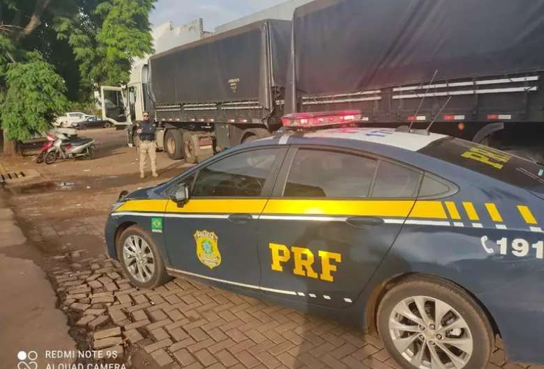 Viatura da PRF ao lado da carreta onde foi encontrado o contrabando. - Crédito: (Divulgação: PRF) 