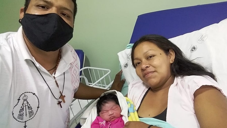 a pequena Cássia entre os pais. (Foto: Divulgação)