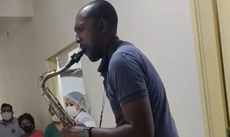 Vídeo com musico em momento de louvor no HMCR emocionou internautas em Deodápolis