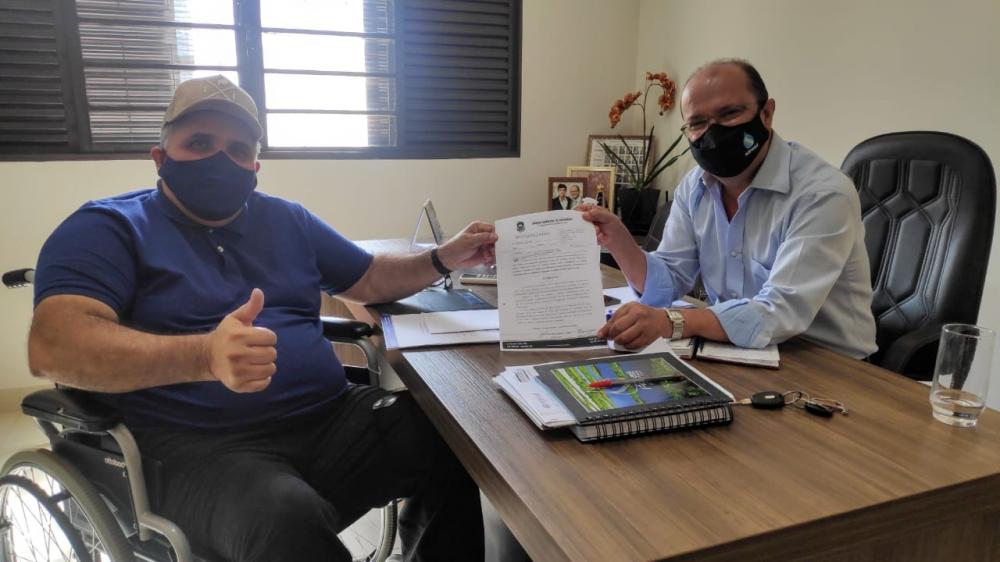 Vereador Creusimar ao entregar pedido das casas ao deputado Barbosinha