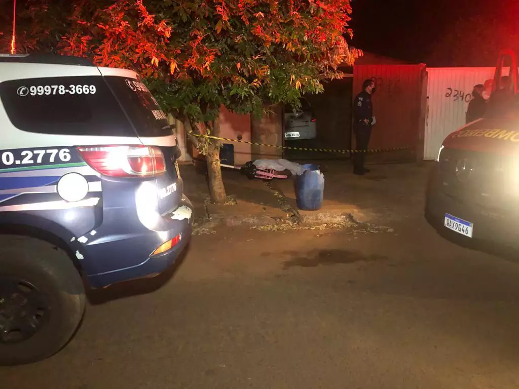 No fundo da imagem, corpo do jovem coberto por um tecido branco. (Foto: Ronis Cezar/ Alvorada Informa) 