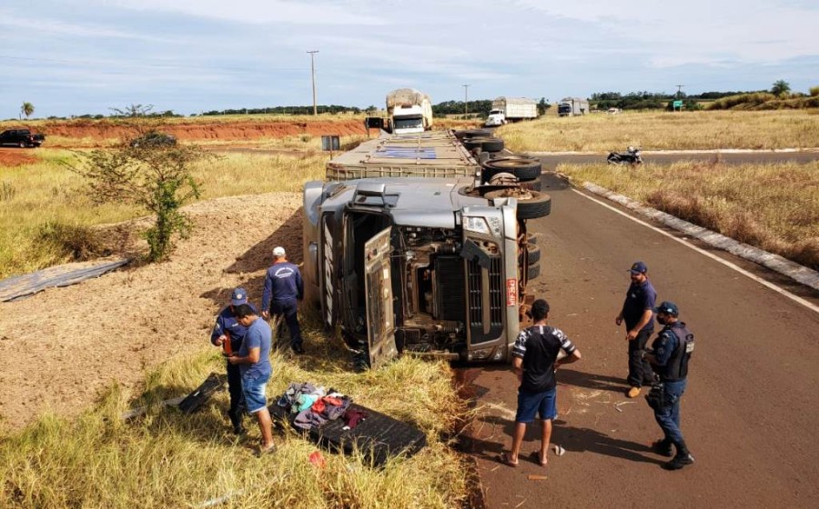 Motorista morre após tombar carreta em Deodápolis