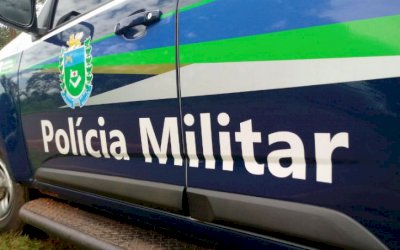 Homem embriagado foi detido após bater carro em veículo que estava estacionado 