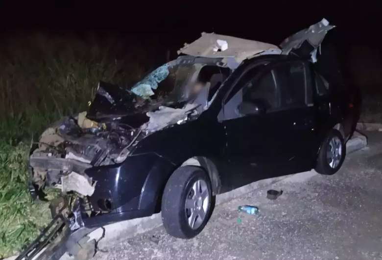 Carro ficou com a frente destruída depois de colidir em boi - Crédito: (Divulgação/PCMS) 