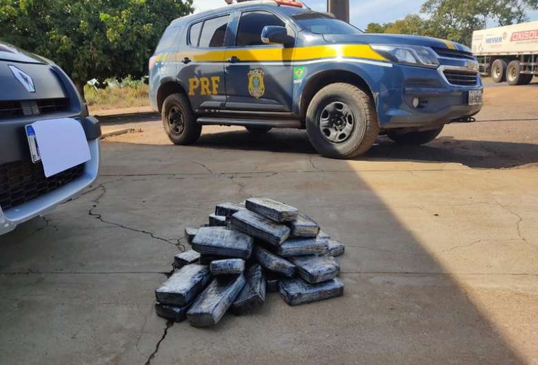 Casal estava no carro na companhia dos filhos quando ocorreu o flagrante - Crédito: Divulgação/PRF 
