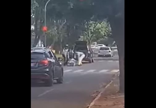 Caixão caiu no meio da rua | Imagem: Reprodução / Divulgação