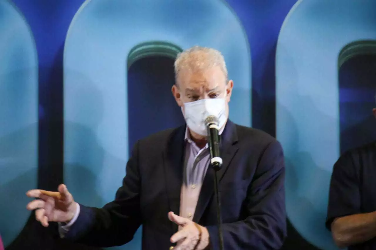 Secretário de Saúde, Geraldo Resende, durante evento sobre 1 milhão de vacinas aplicadas (Foto: Henrique Kawaminami)