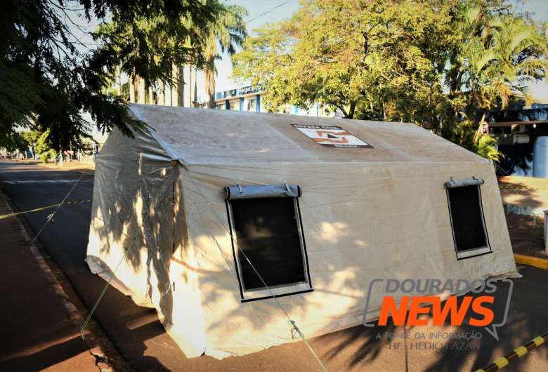 Equipamento foi instalado em frente ao Hospital da Vida, mas prefeitura ainda não definiu como a tenda será utilizada - Crédito: Dourados News/Hedio Fazan 