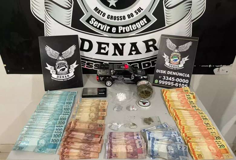 Dinheiro e porções de drogas apreendidos com o criminoso. - Crédito: (Denar) 