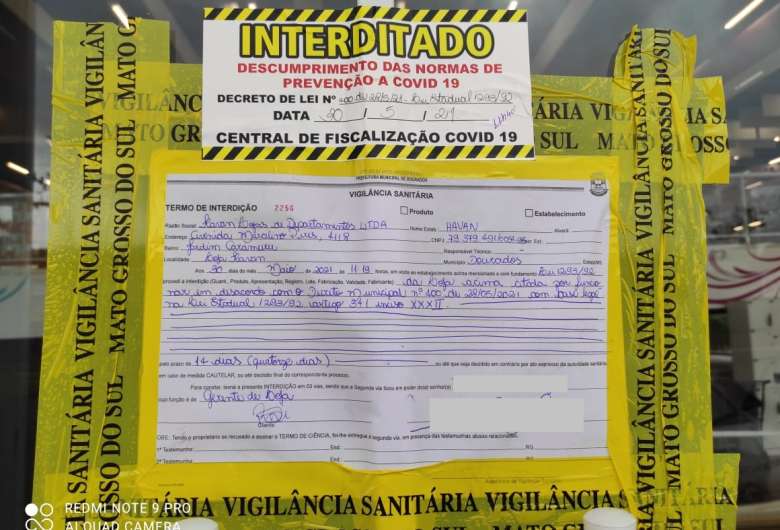 Agentes da Vigilância Sanitária interditaram estabelecimento que, inclusive, já atendia clientes - Crédito: Divulgação/Assecom 