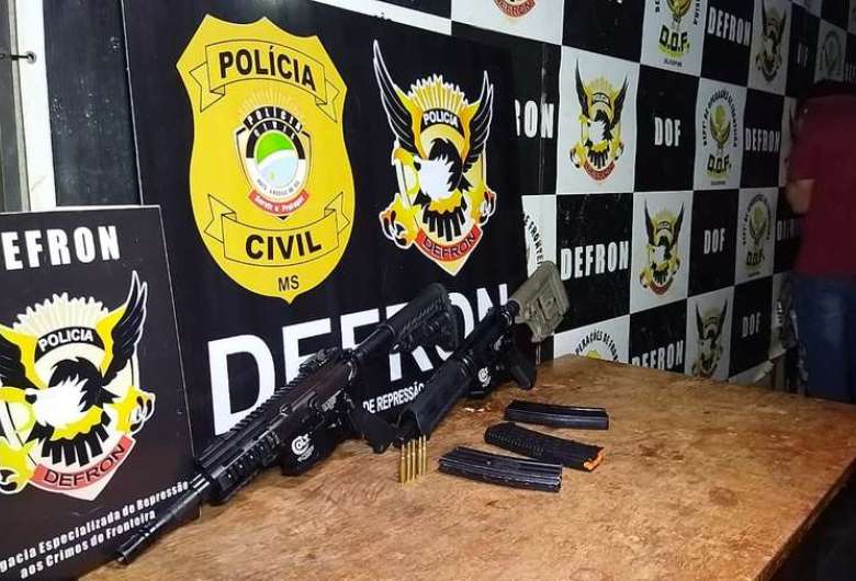 Fuzis apreendidos durante a ação - Crédito: Osvaldo Duarte/Dourados News 
