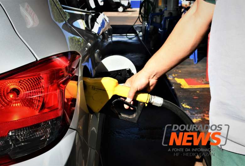 Preço médio da gasolina comum registrado essa semana é de R$ 5,90 - Crédito: Hedio Fazan/Dourados News 