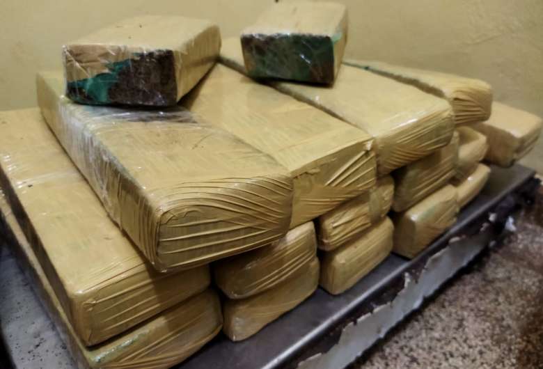 Droga apreendida na mochila da jovem - Crédito: Osvaldo Duarte/Dourados News 