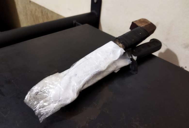 Motorista de aplicativo reage e rende ladrão após ter faca colocada no pescoço