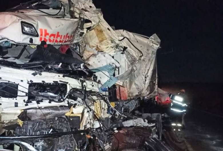 Colisão frontal destruiu cabine de carreta; motorista de 36 anos morreu no local - Crédito: Foto: Da Hora Bataguassu 