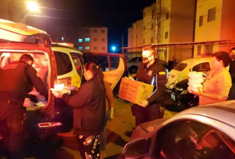 Voluntários distribuíram cobertores e alimentos na noite fria de quinta-feira - Crédito: Divulgação 
