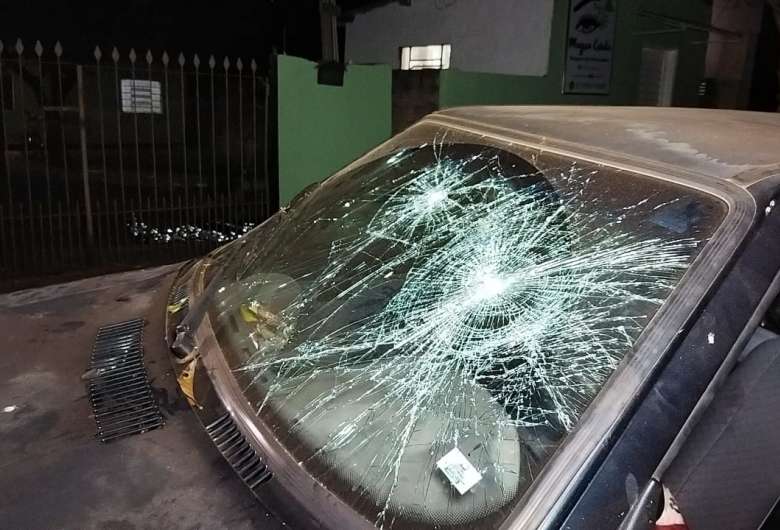 Veículo da vítima com marcas de tiro - Crédito: Osvaldo Duarte/Dourados News 