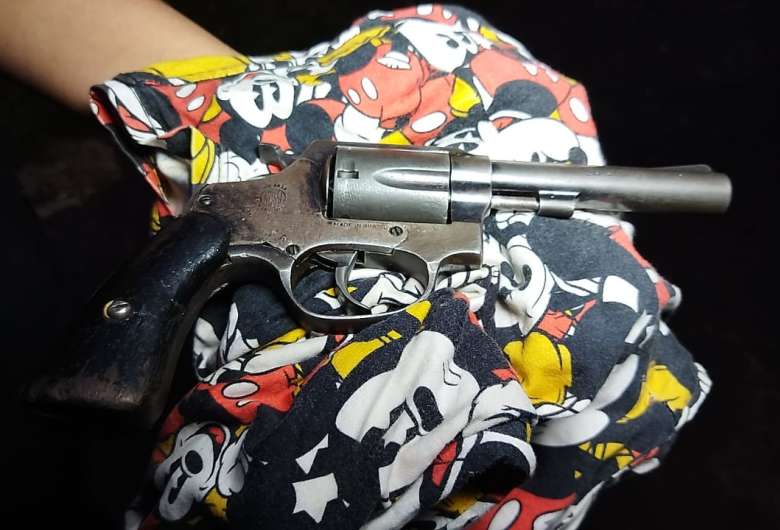 Arma utilizada no crime foi entregue à polícia pelo autor - Crédito: Dourados News 