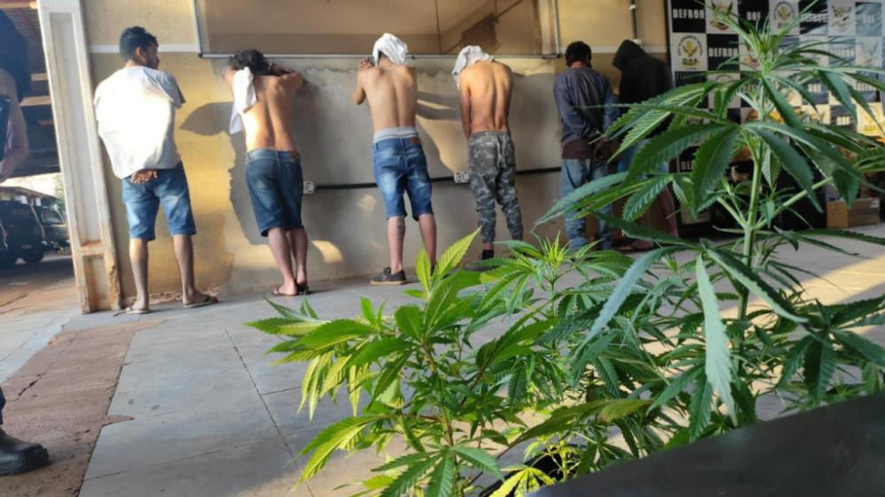 Detidos levados para Defron em Dourados (Imagem: Adilson Domingos)