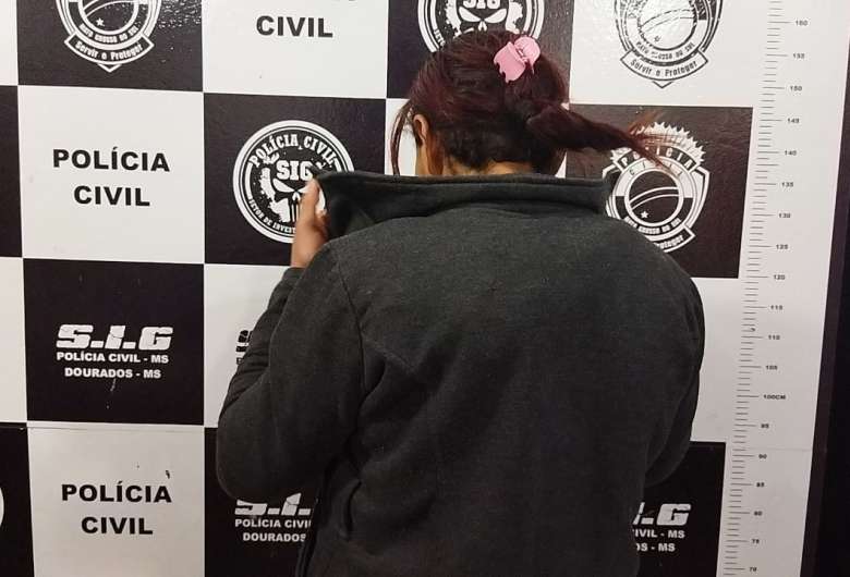 Mulher presa em flagrante por tráfico de Drogas - Crédito: Dourados News 