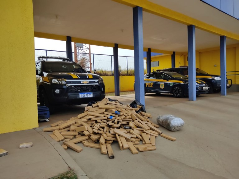 PRF prende paraguaio com 423,5 quilos de maconha e 11,5 quilos de skank em MS