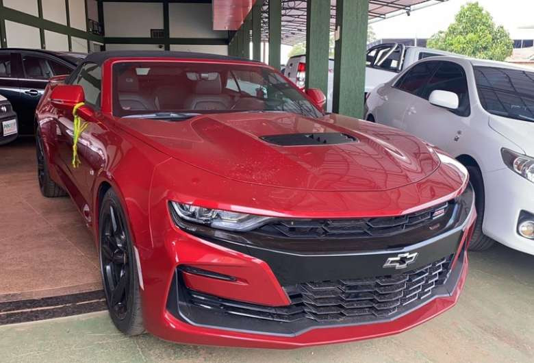 Camaro vermelho está entre os carros apreendidos na operação (Imagem: Divulgação)