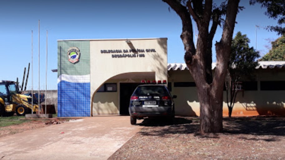 Condutor embriagado foi detido após colidir com o veículo contra a traseira de uma viatura policial em Deodápolis 