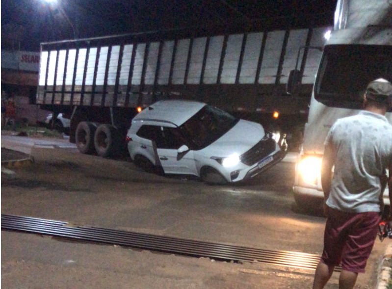 Veículo Creta ficou com lateral destruída após acidente no centro de Deodápolis 