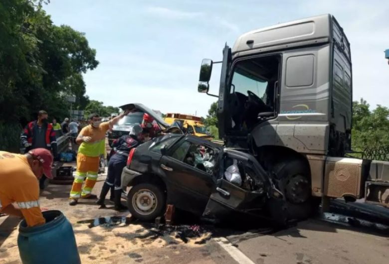 Os corpos das vítimas ficaram presos às ferragens e serão retirados com uso de equipamento conhecido como desencarcerador - Crédito: (Foto: Sidiney Assis, de Coxim)