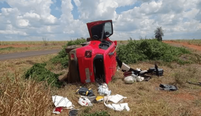 Veículo parou às margens da rodovia em MS. — Foto: PMR/ Reprodução