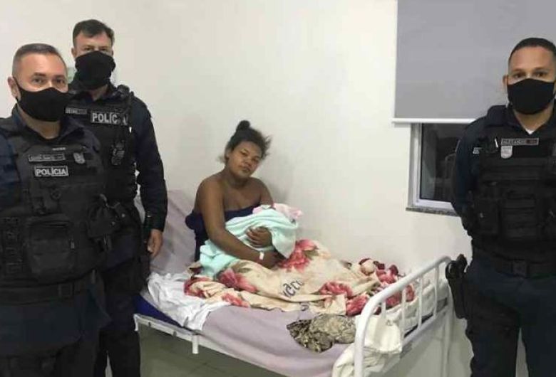 Mãe dá à luz em casa e reanima bebê com orientação de PM por telefone