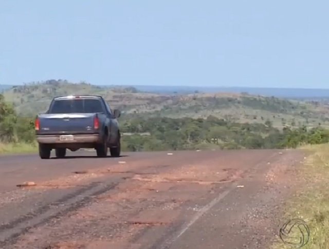 Motoristas chegam a desviar pela contramão da via para evitar os buracos na pista (TV Morena)