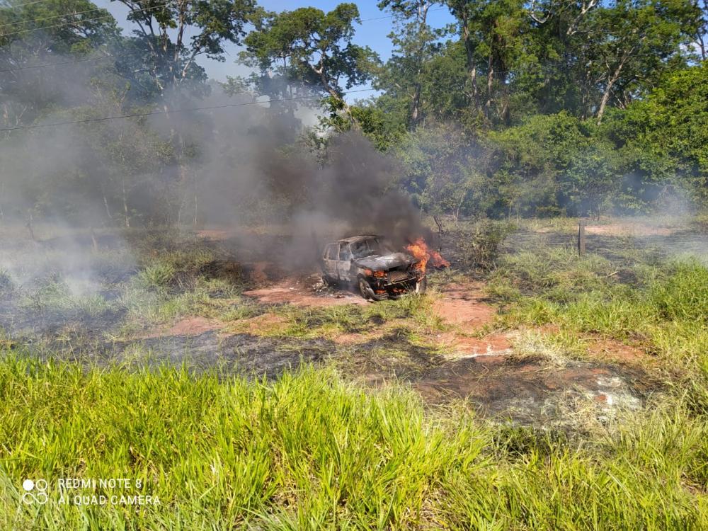 Curto circuito pode ter provocado incêndio em veículo no trevo que dá acesso a Vila União 
