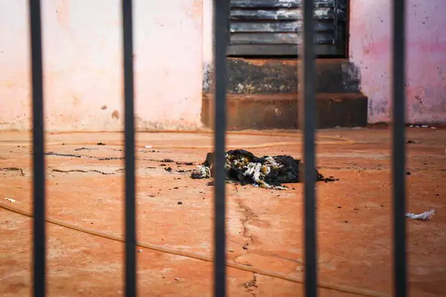 Hoje de manhã, ainda havia vestígios do incêndio no local onde ocorreu a confusão. (Foto: Henrique Kawaminami) 