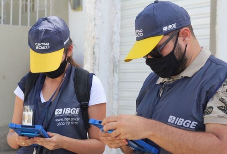 Agentes censitários anotando informações prestadas por entrevistada - Crédito: Reprodução