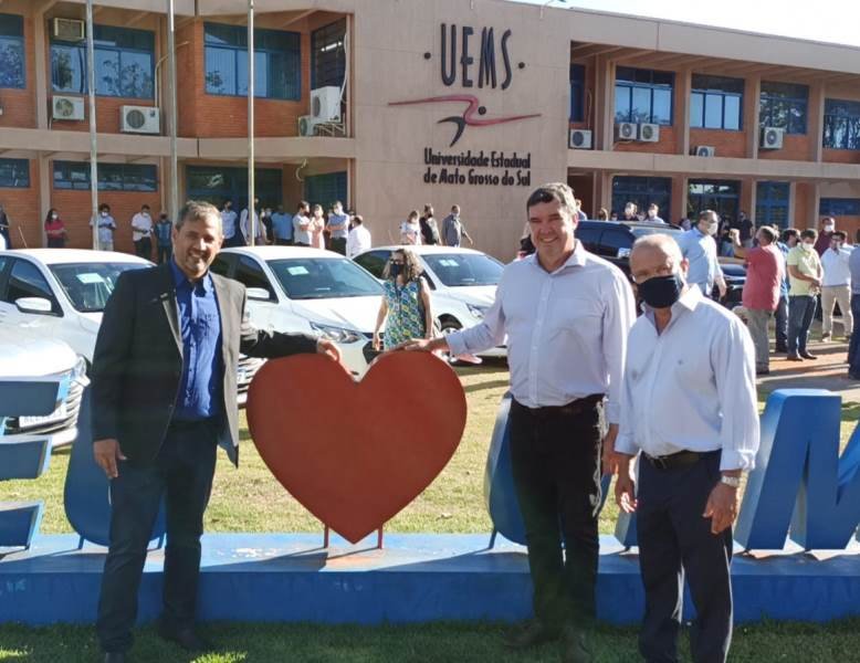 Reitor Laércio Carvalho, com o secretário Eduardo Riedel e Barbosinha, no evento realizado na UEMS