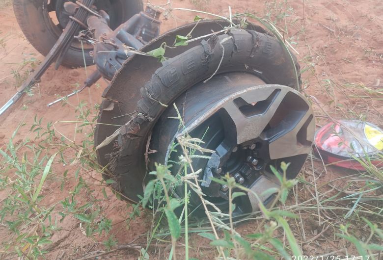 BR-262 Pneu estourado de veículo pode ter motivado acidente que resultou em 3 mortes 26 janeiro 2022 - 08h59Por Gizele Almeida Polícia investiga se pneu estourado motivou colisão frontal com três mortes - Crédito: PRF