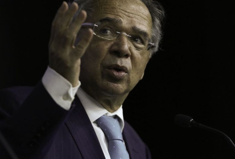 Guedes: governo avalia redução moderada de imposto sobre combustíveis