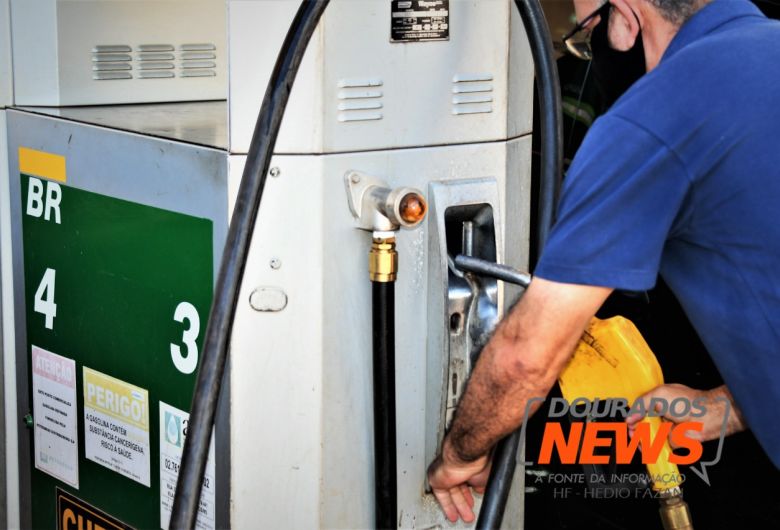 ECONOMIA Preço médio da gasolina comum apresenta redução modesta e figura em R$ 6,37 em Dourados 01 fevereiro 2022 - 15h34Por Jhonatan Xavier Pesquisa registrou redução de 0,07 centavos no valor médio do combustível - Crédito: Hedio Fazan/Arquivo/Dourado