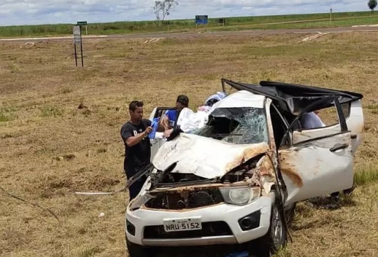 O veículo, que pertence à diocese da cidade, capotou em entrada de rotatória. - Crédito: (Jardim MS News) 